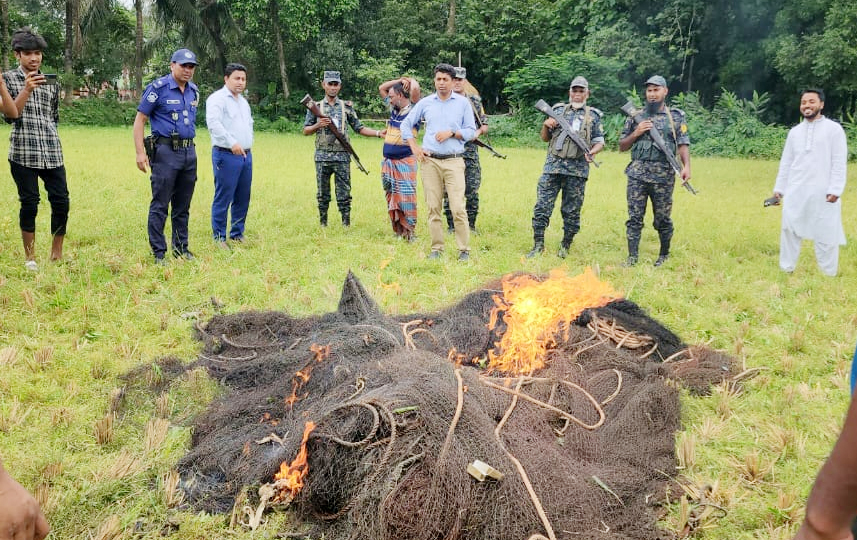 ফেনীর নদীতে ফিক্সড নাইলন জাল বসানোর দায়ে ৪ জনের কারাদন্ড