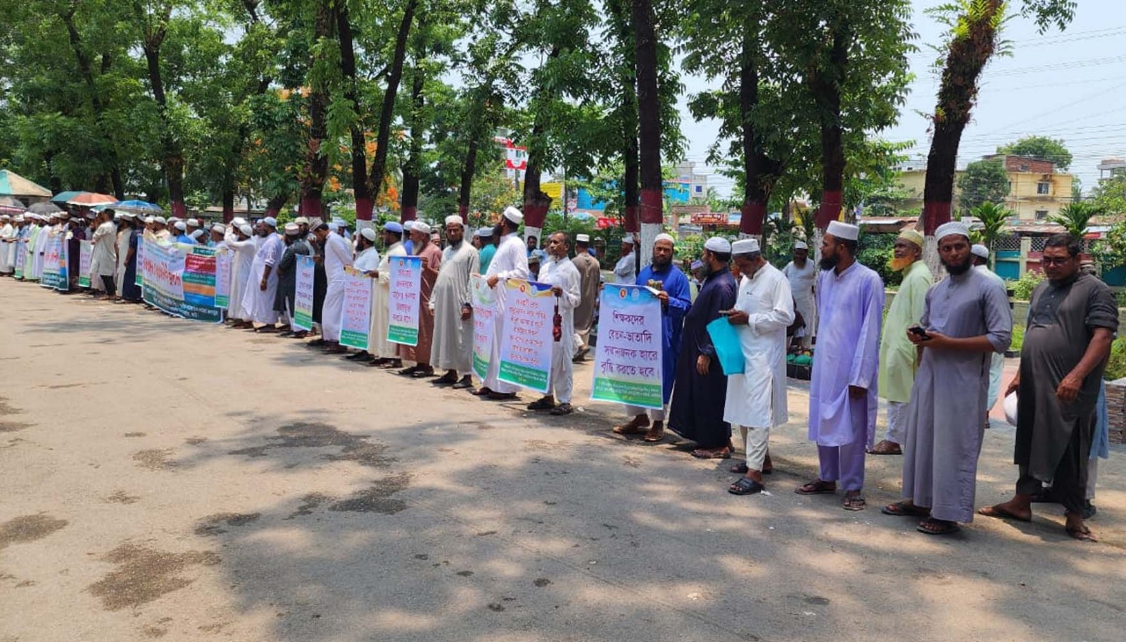 ফেনীতে ৫ দফা দাবীতে ইসলামিক ফাউন্ডেশনের মানববন্ধন ও স্মারকলিপি প্রদান