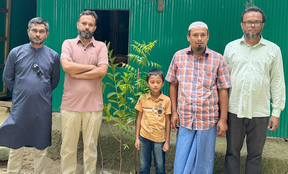 ফেনী স্বেচ্ছাসেবী উদ্যোগ এর প্রচেষ্টা গাছ লাগিয়ে আনোয়ারের নতুন ঘরের উদ্বোধন
