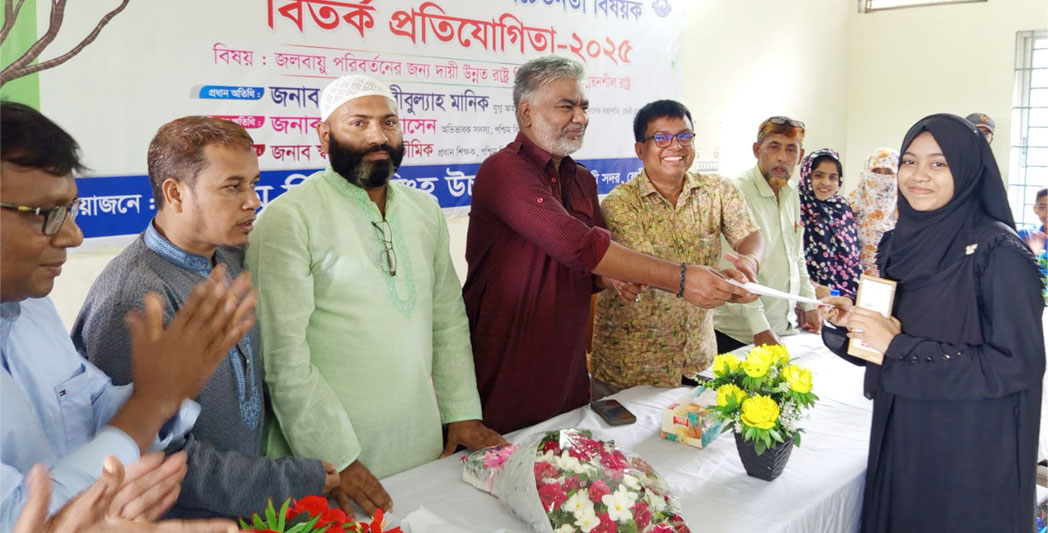 ফেনীতে জলবায়ু পরিবর্তন ও সচেতনতা বিষয়ক বিতর্ক প্রতিযোগিতার পুরুষ্কার বিতরণ