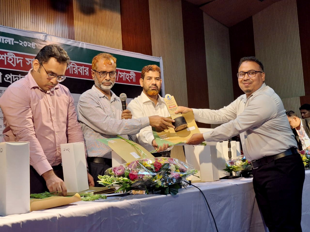 সাহসী সাংবাদিক সম্মাননা পেলেন শফি উল্লাহ রিপন