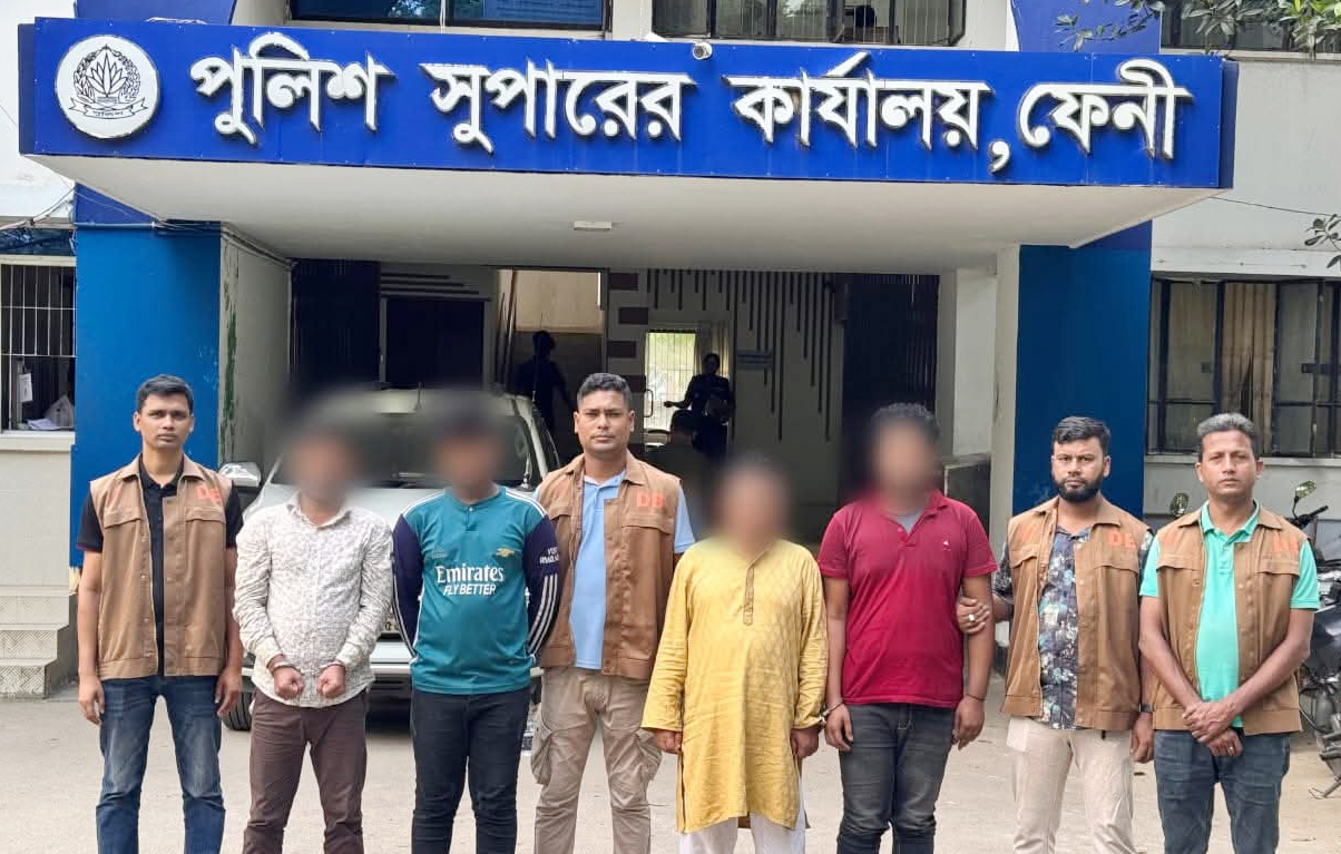 “ওসি ডিবি ফেনী” হোয়াটস এ্যাপ একাউন্ট তৈরী করে প্রতারণা ৪ জন গ্রেফতার, ৯টি মোবাইল সেটসহ ৮১টি সিম উদ্ধার