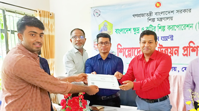 ফেনী বিসিকের শিল্পোদ্যোক্তা প্রশিক্ষণের সনদ বিতরণ