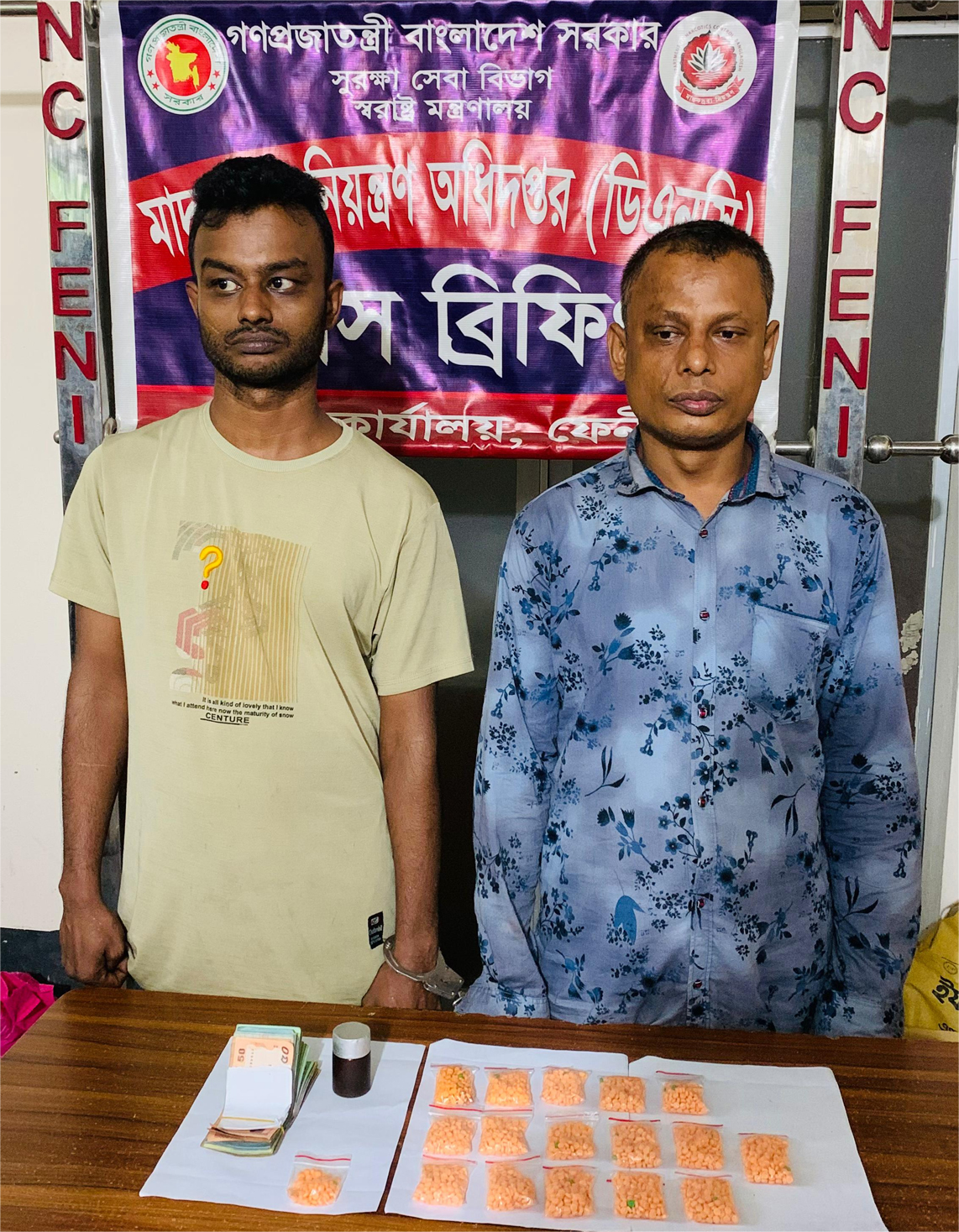 ফেনীতে মাদকদ্রব্য নিয়ন্ত্রণ অধিদপ্তর ও সেনাবাহিনীর যৌথ অভিযানে ৩২৮১ পিস ইয়াবাসহ ২ জন গ্রেফতার